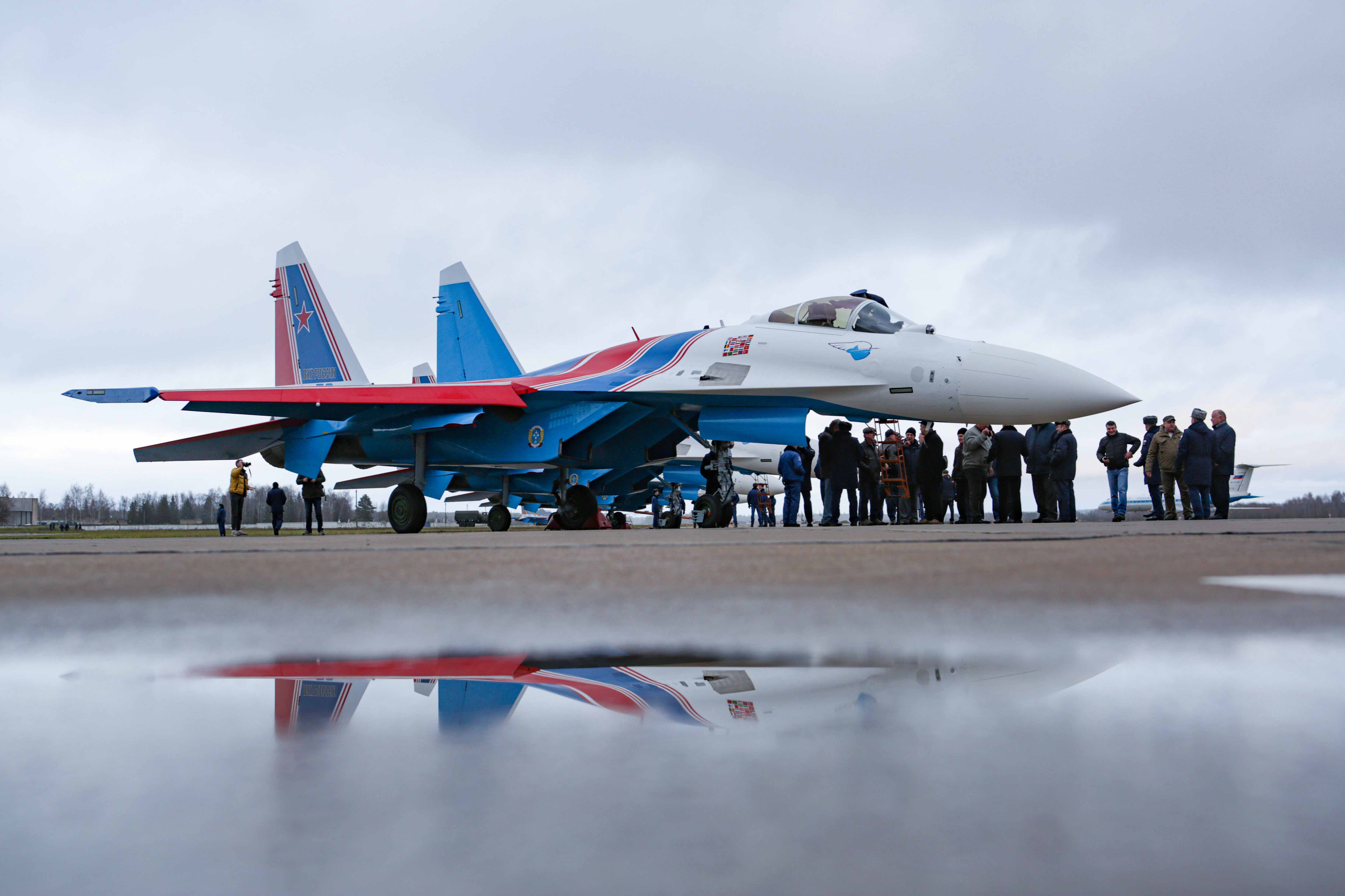 Самолет вкс. Самолёт Су-35. Су-35 русские Витязи. Су-35с русские Витязи самолет. Истребитель Су-35с ВКС России.